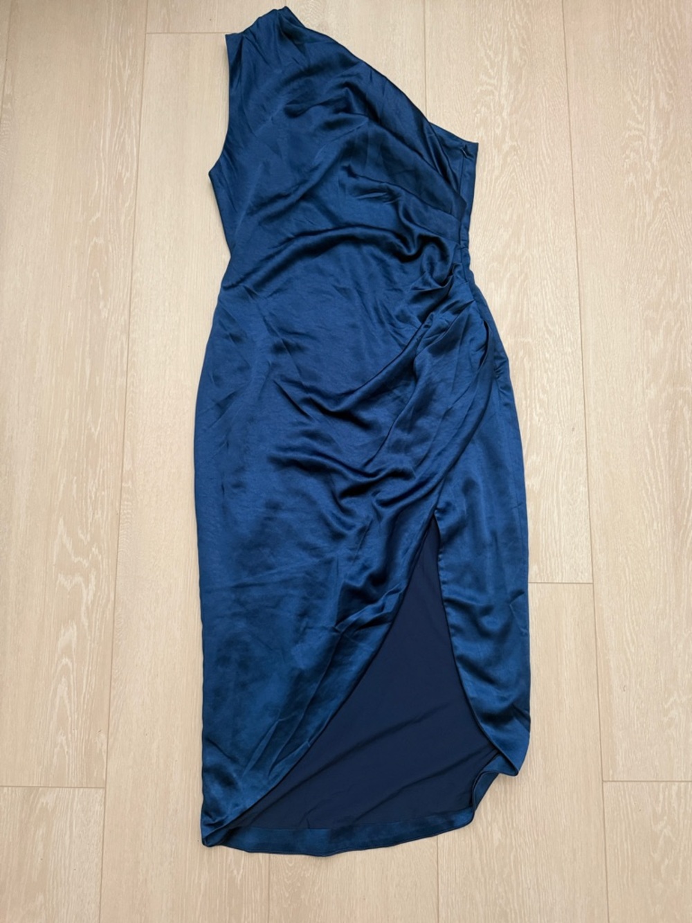 Elliatt Satin Cassini Sapphire Blue Ruched One-Shoulder Midi Dress - Picture 2 of 9